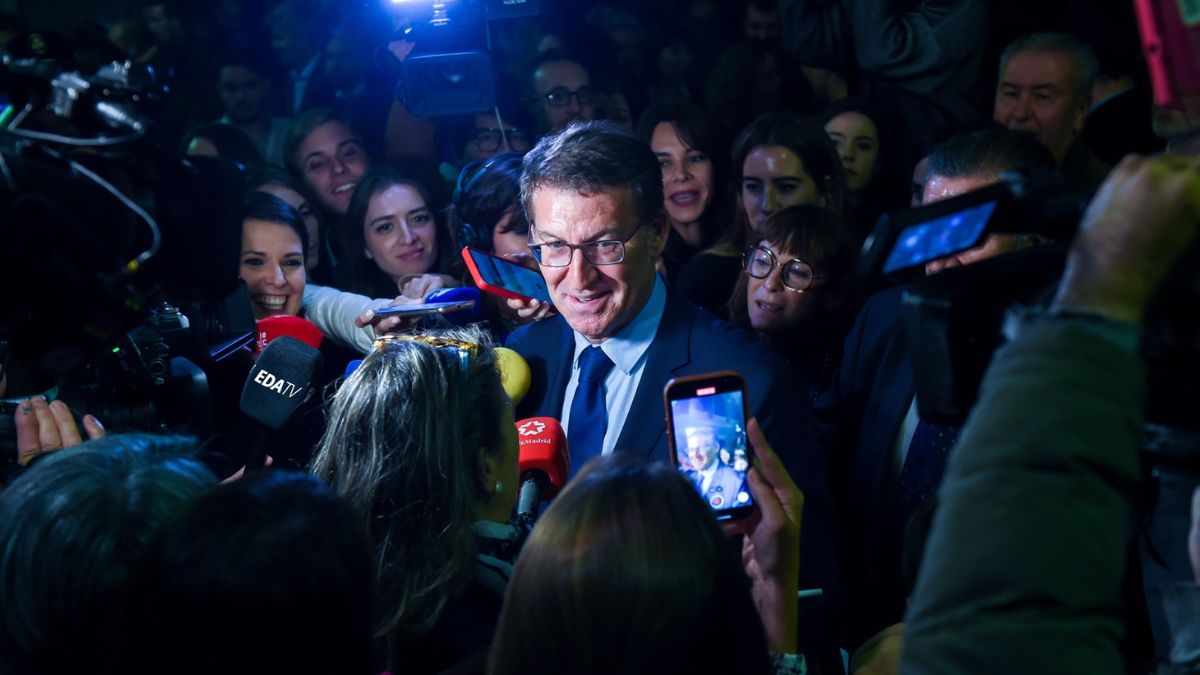 El presidente del PP, Alberto Núñez Feijóo, atiende a los medios a su salida de la primera sesión del debate de investidura de Pedro Sánchez
