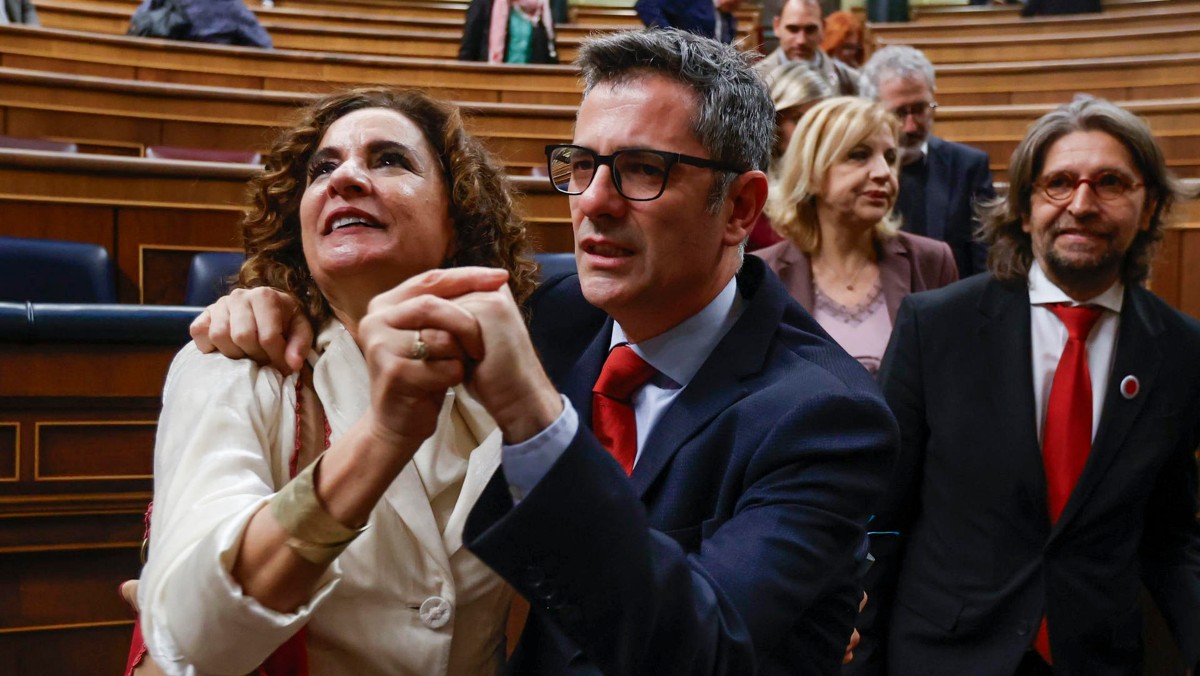 María Jesús Montero y Félix Bolaños en el Congreso de los Diputados tras la investidura de Pedro Sánchez