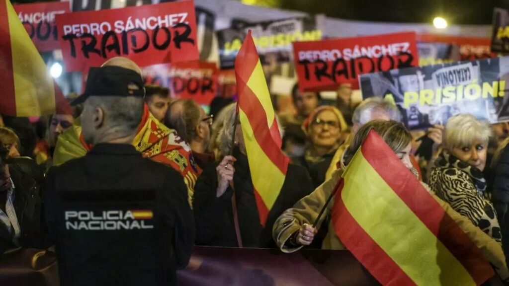 Unas 200 Personas Se Manifiestan En Ferraz Contra La Amnistía Un Mes ...