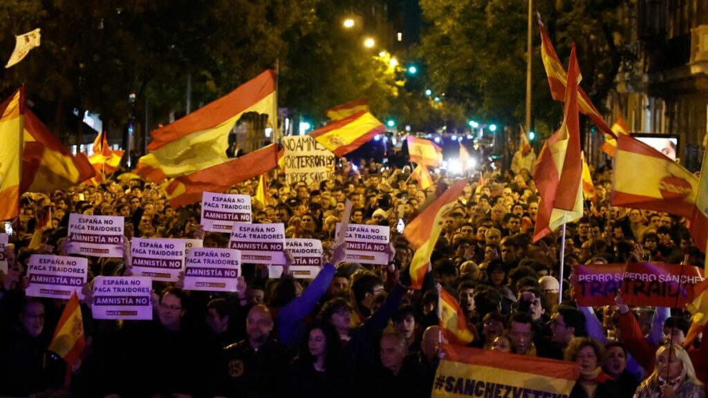 Los ultras no logran eclipsar la protesta de decenas de miles de personas en toda España contra el acuerdo