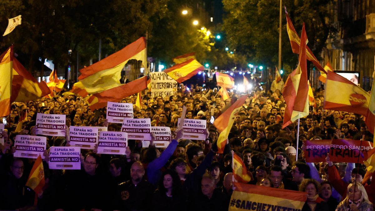 La protesta en Ferraz contra el acuerdo del PSOE con Junts