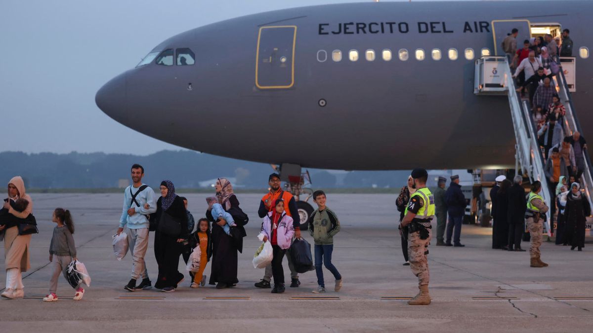 El grupo de hispano-palestinos a su llegada a la base de Torrejón de Ardoz, en Madrid