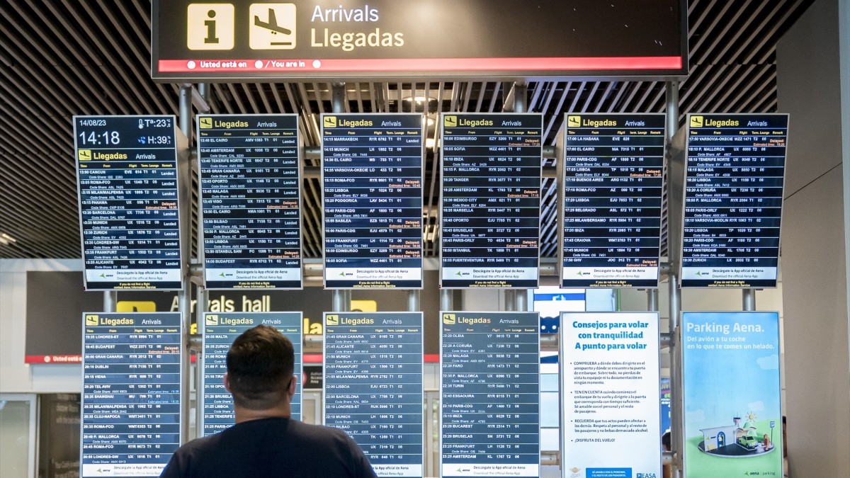 Un hombre observa el panel de llegadas de vuelos en la Terminal 1 del Aeropuerto Adolfo Suárez Madrid-Barajas