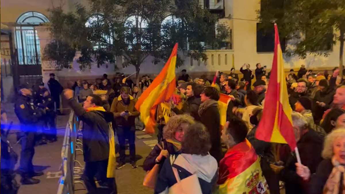 Imagen de la manifestación convocada en Ferraz este viernes contra la amnistía