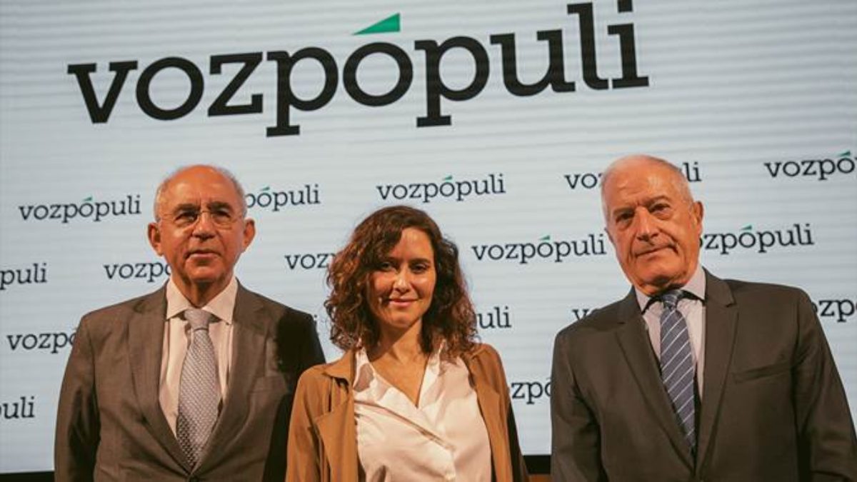 Ayuso, junto a Jesús Cacho, editor de Vozpópuli, y su director, Francisco Rosell