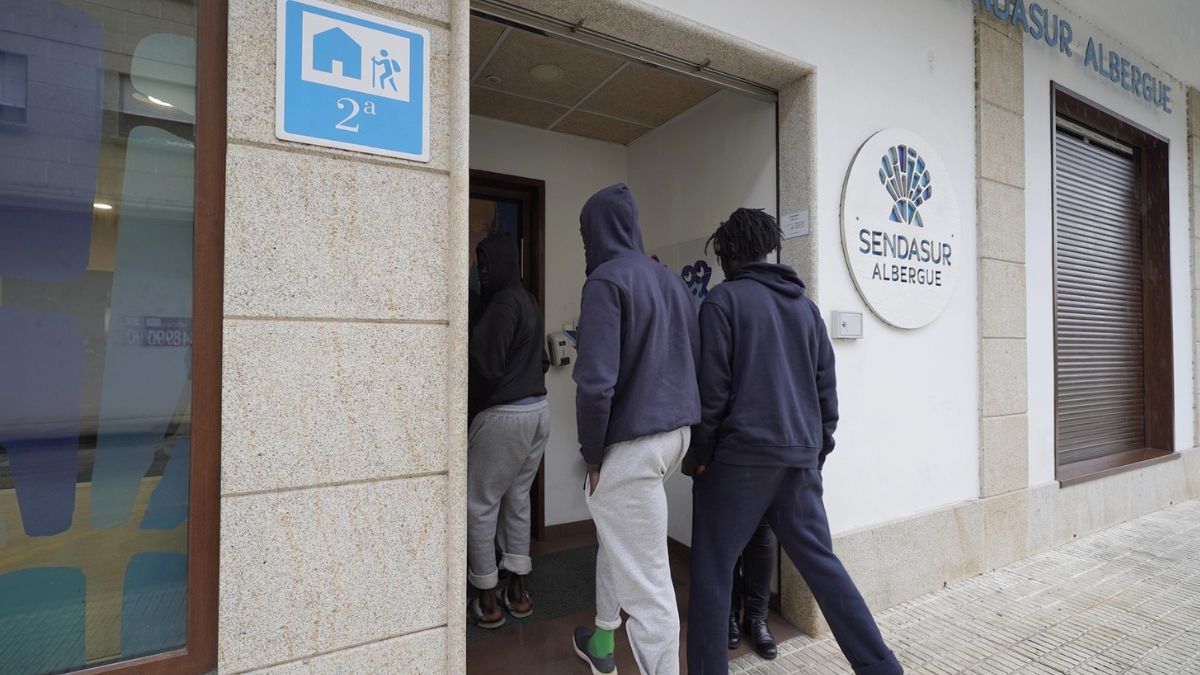 Un grupo de inmigrantes que iban a ir a Sobrado entran al albergue de O Porriño donde se les reubicó
