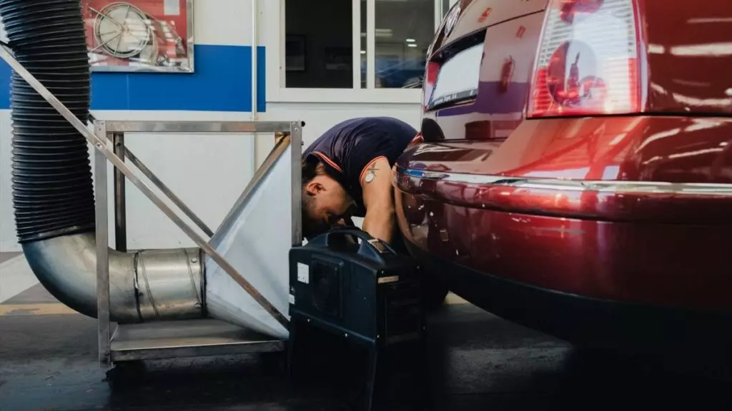 Un técnico realizando la ITV.