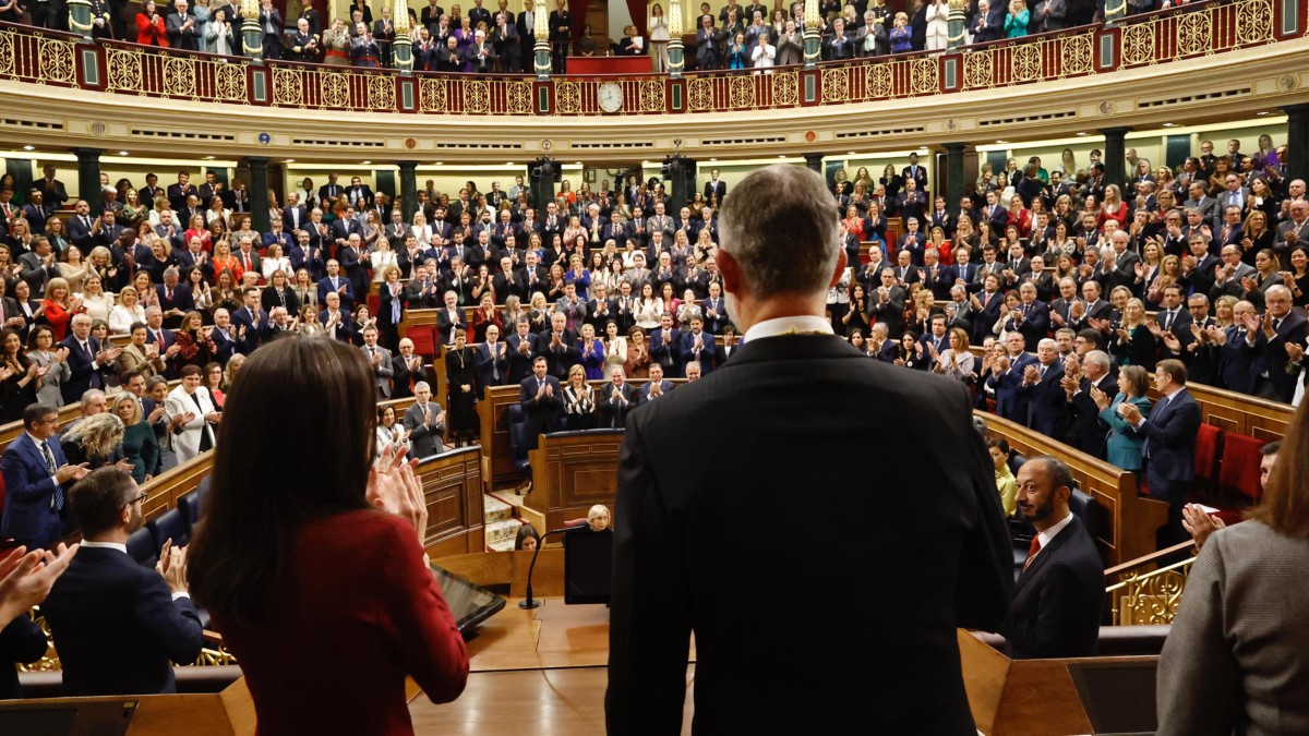 Los reyes Felipe y Letizia son aplaudidos durante la solemne apertura de la XV Legislatura, donde ha hecho una defensa de la Constitución