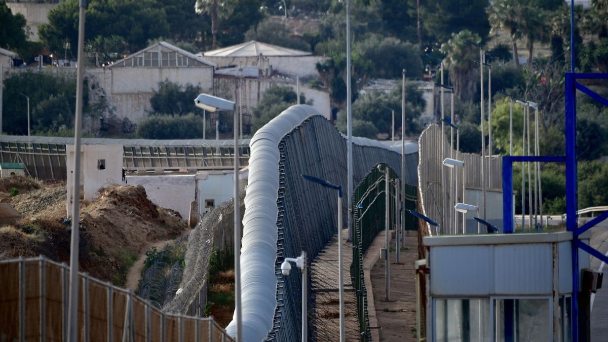 Marruecos frena a un centenar de marroquíes que intentaba llegar a España saltando la valla de Melilla