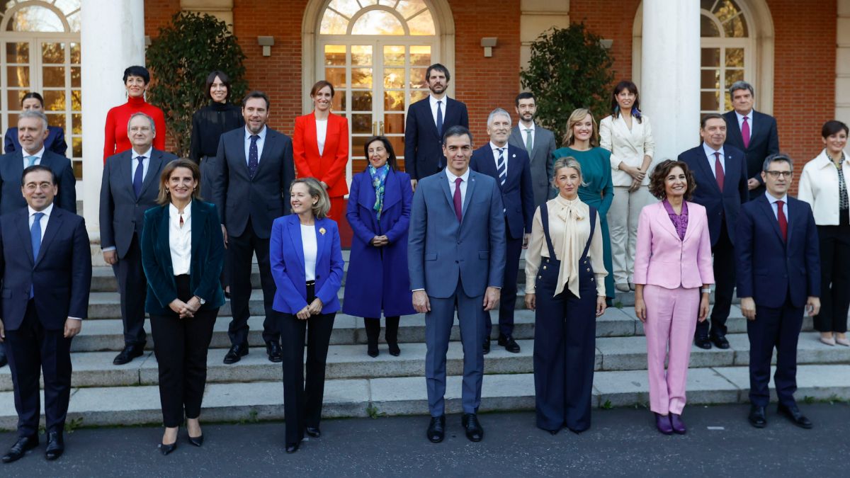 Pedro Sánchez y los ministros de su nuevo Gobierno