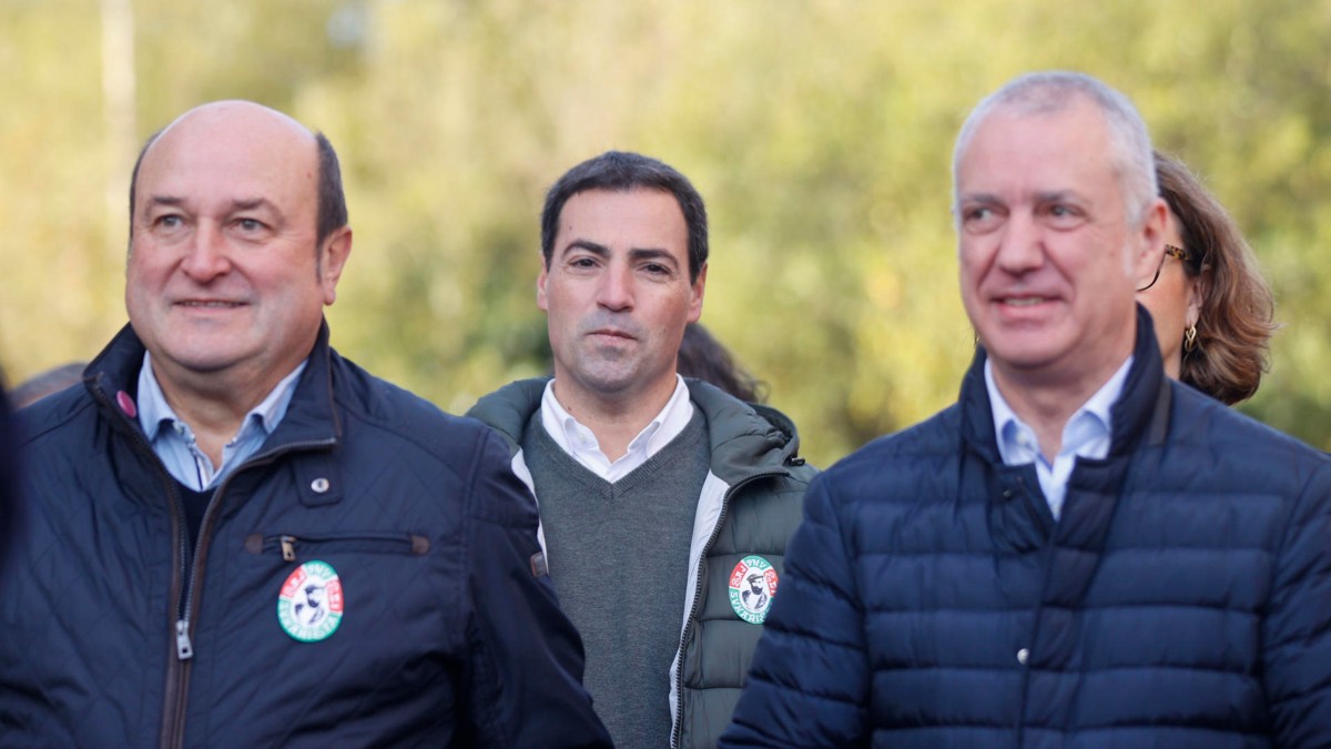 El candidato del PNV a lehendakari Imanol Pradales, junto al lehendakari Iñigo Urkullu, y al presidente del PNV, Andoni Ortuzar