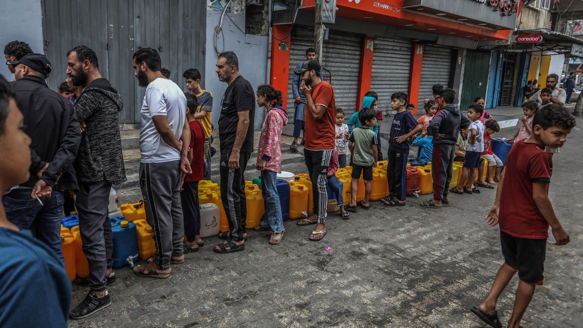 Un grupo de palestinos hacen cola para conseguir agua en Rafah