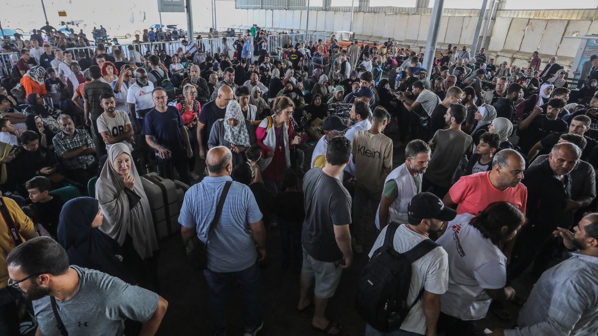 Cientos de personas esperan en el paso de Rafah para escapar de Gaza