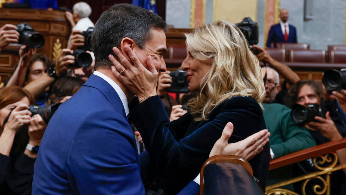 Pedro Sánchez y Yolanda Díaz tras lograr ser investido presidente del Gobierno