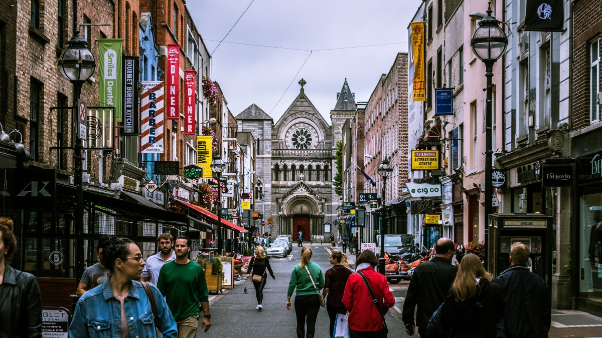 Gente paseando por Dublín (Irlanda)