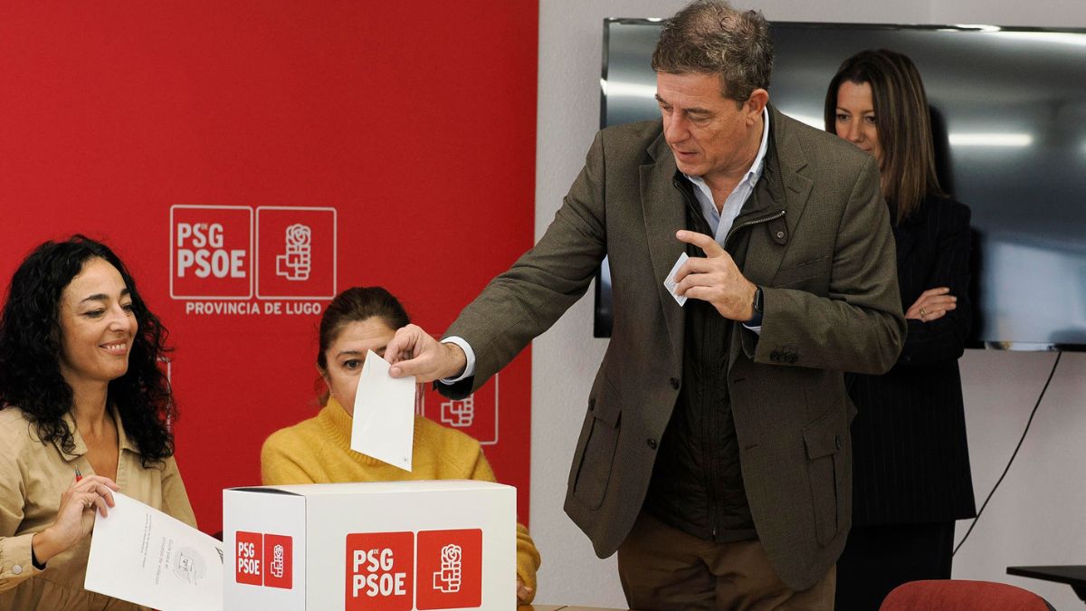 El candidato del PSdeG a la Presidencia de la Xunta, José Ramón Gómez Besteiro, junto con la alcaldesa de Lugo, Lara Méndez, acude a votar