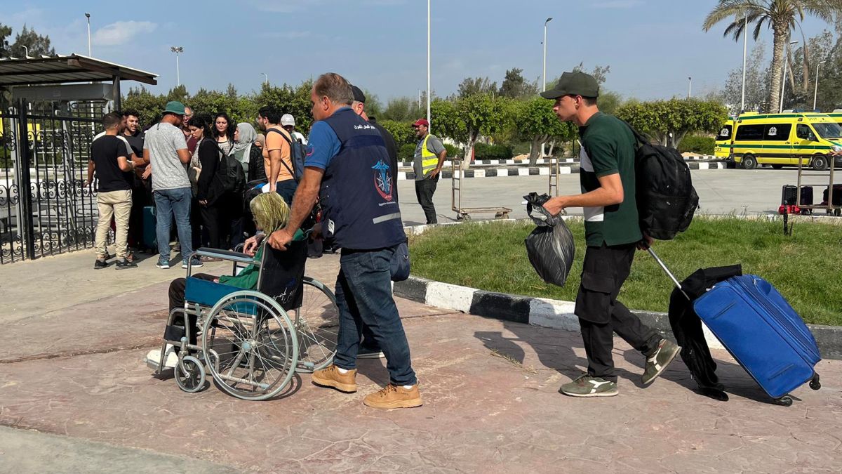 Un grupo de personas cruza el paso de Rafah para escapar de Gaza