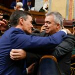 Pedro Sánchez y Sasntos Cerdán tras lograr ser investido presidente del Gobierno