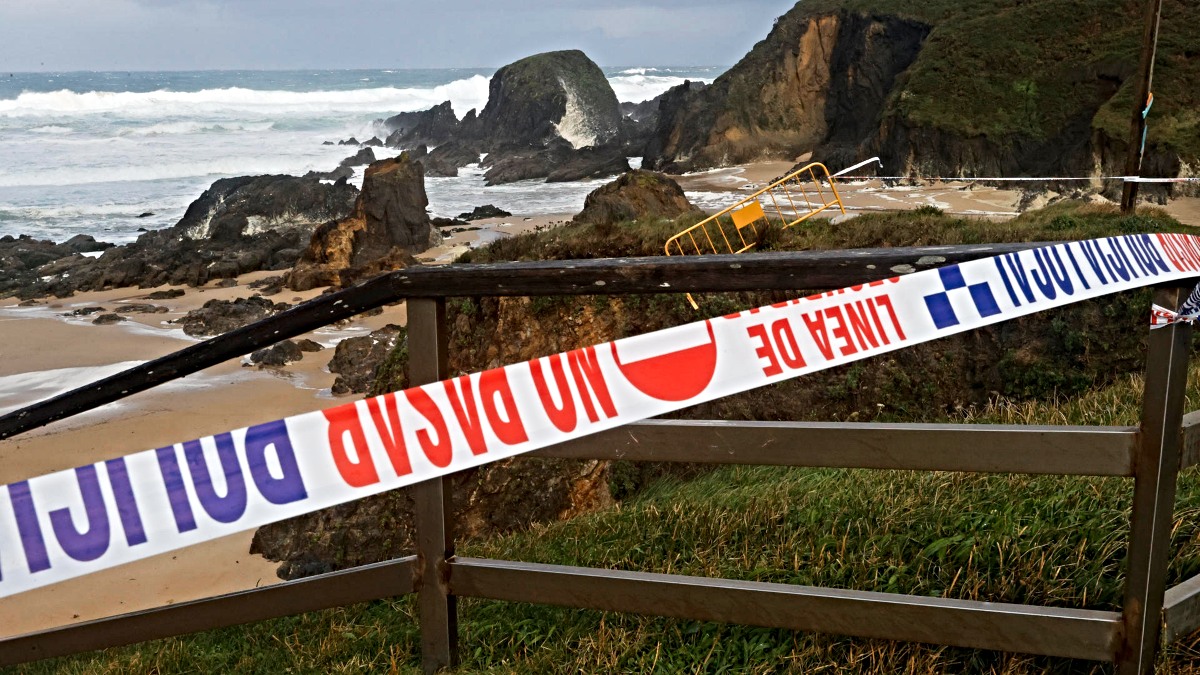 Prohibición del paso en un playa de Galicia por la borrasca 'Ciarán'