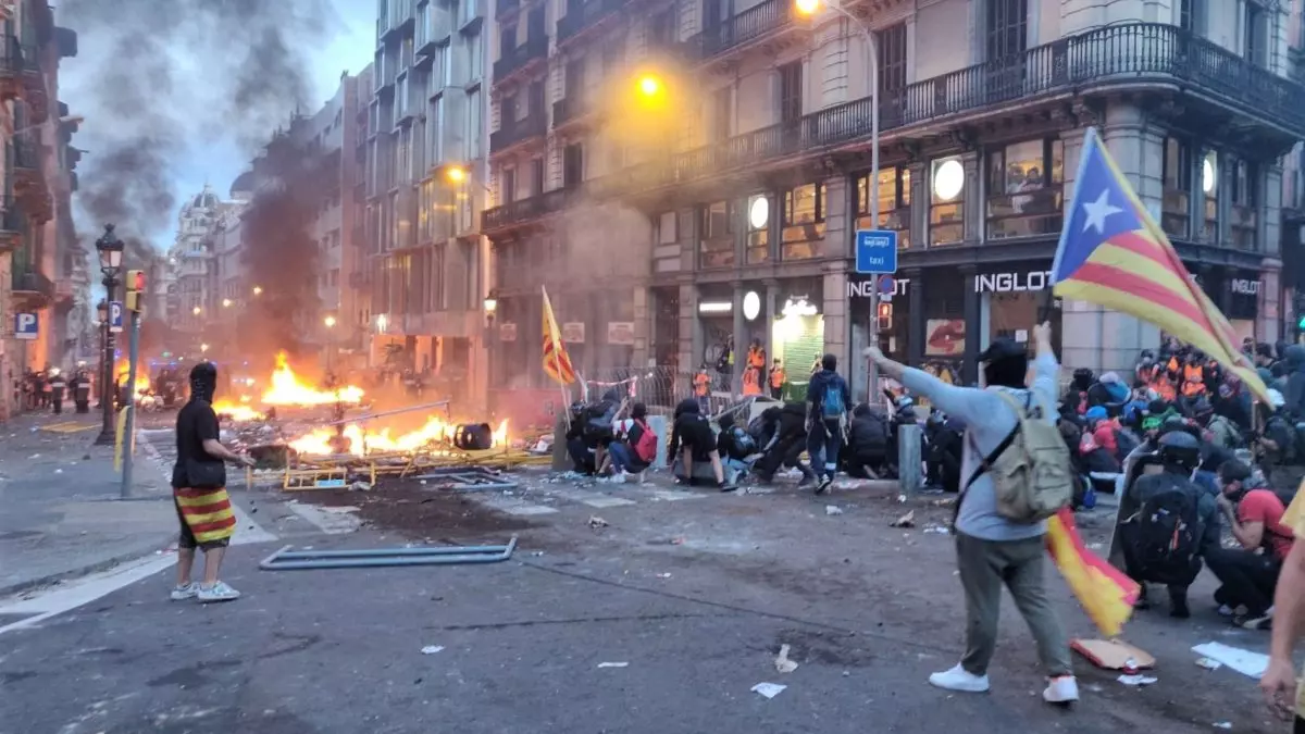 Manifestantes en de la Via Laietana en Barcelona que protestan en los alrededores de la Jefatura de la Policía Nacionl contra la sentencia independentista