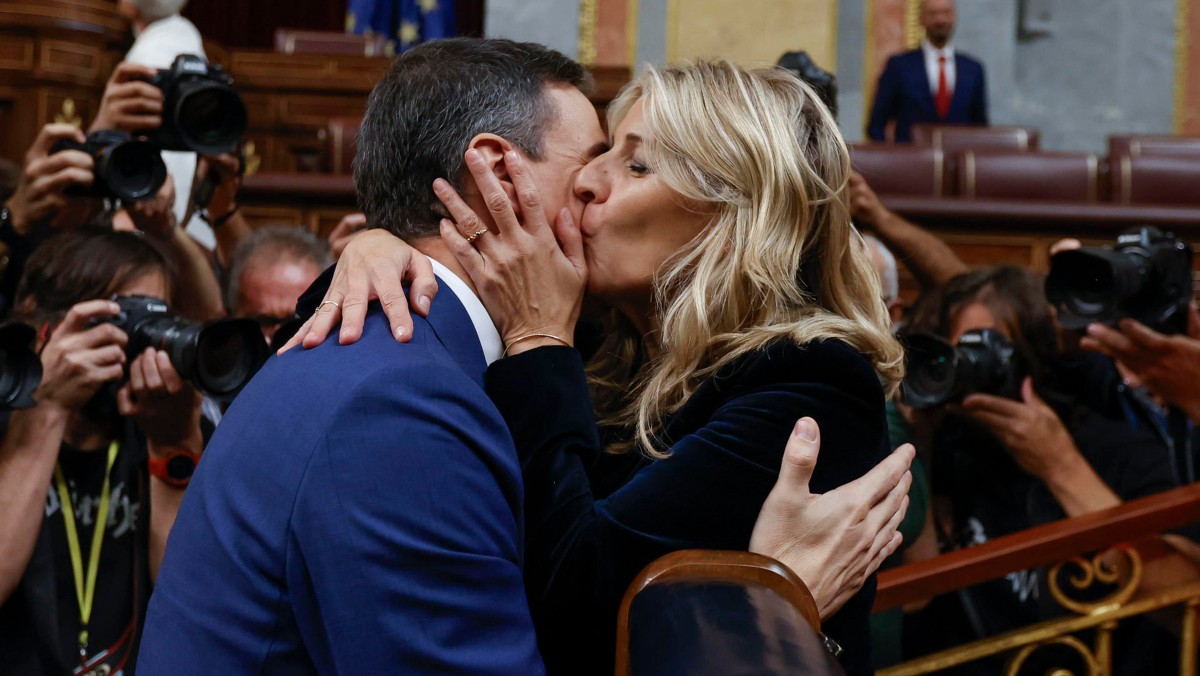 Pedro Sánchez y Yolanda Díaz tras lograr ser investido presidente del Gobierno