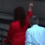 Imagen de Cristina Fernández de Kirchner dedicándole una peineta a los presentes