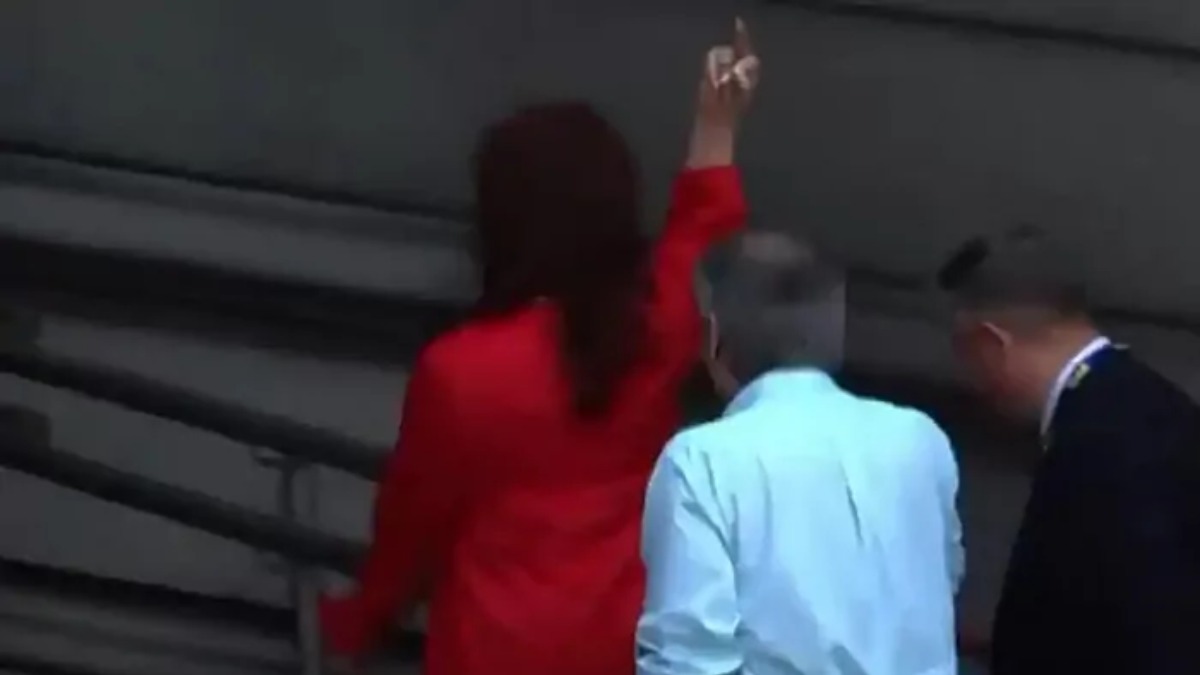 Imagen de Cristina Fernández de Kirchner dedicándole una peineta a los presentes