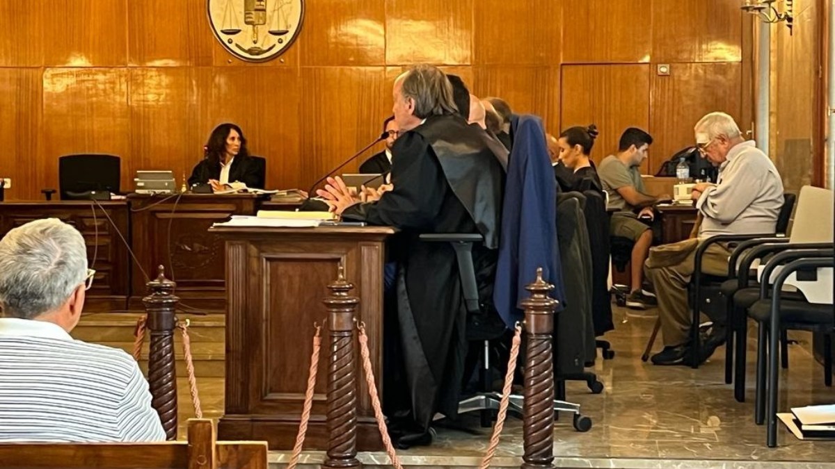 A la derecha, sentado tras los abogados y el fiscal, el anciano que mató a un ladrón que asaltó su casa en Porreres en 2018.