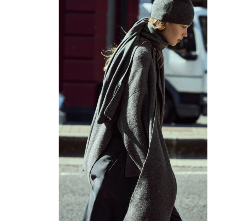 Abrigo- bufanda de punto, de Zara
