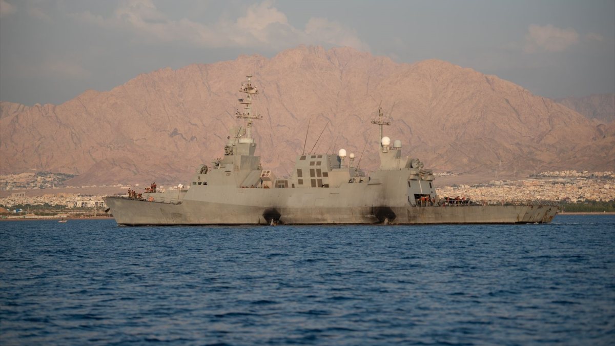 Se ve un barco misilístico de la Armada israelí en la zona del Mar Rojo el 1 de noviembre de 2023