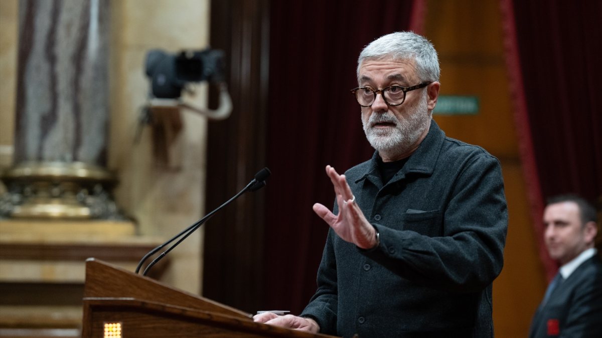 El diputado de la CUP, Carles Riera, interviene en una sesión de control al Govern, en el Parlament, a 13 de diciembre de 2023