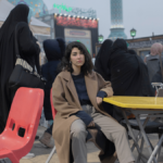 Una mujer iraní se sienta en una silla en en Teherán, desafiando la obligatoria ley de llevar hiyab.