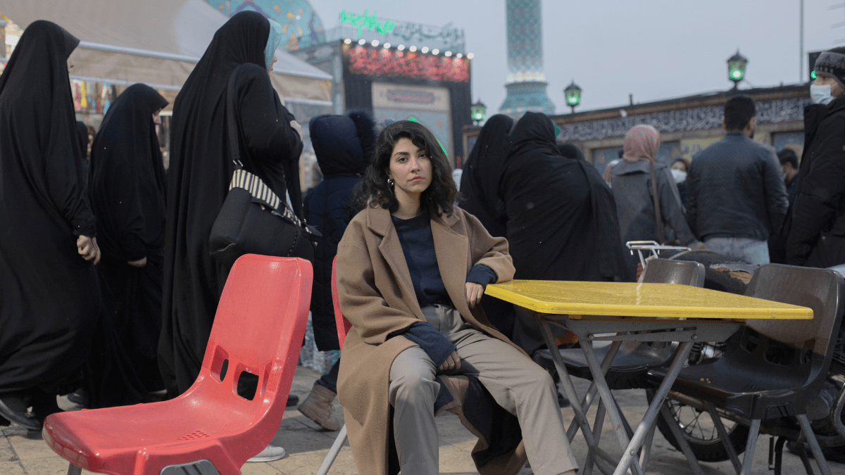 Una mujer iraní se sienta en una silla en en Teherán, desafiando la obligatoria ley de llevar hiyab.