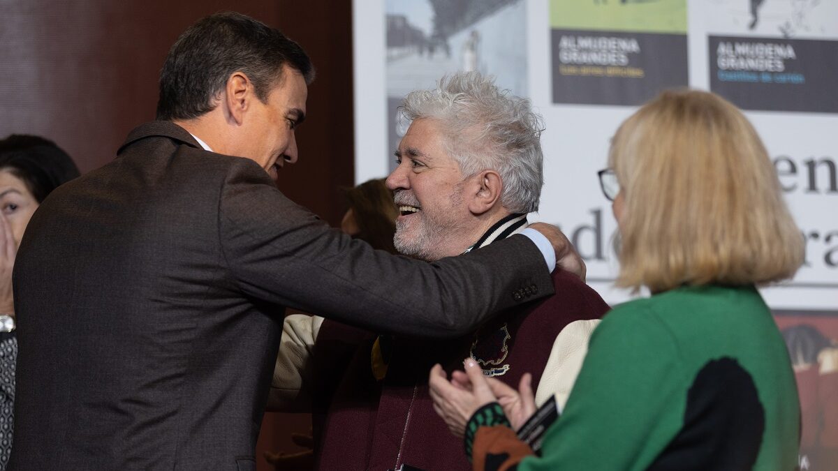 El presidente del Gobierno, Pedro Sánchez, saluda al director de cine Pedro Almodóvar