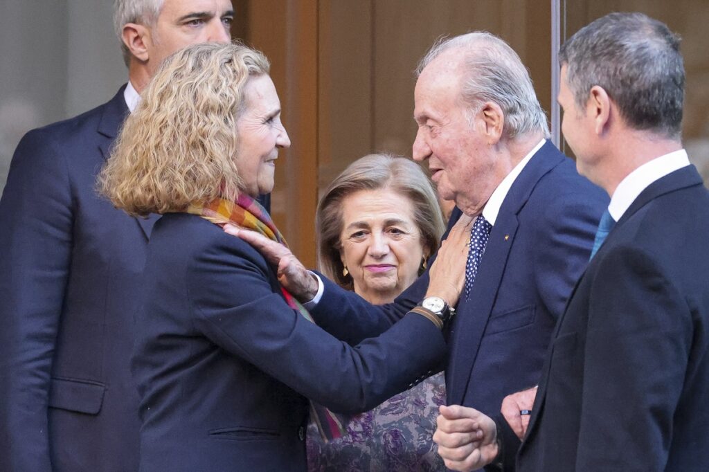 El rey Juan Carlos I y la infanta Elena se llevan la mano al pecho