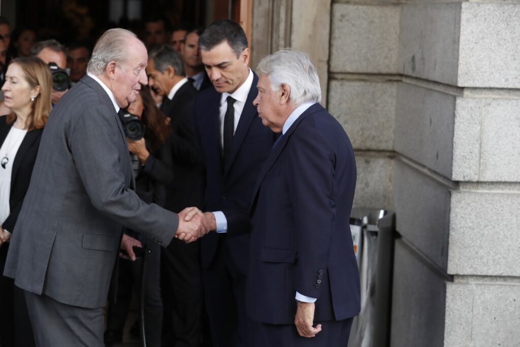 El rey Juan Carlos saluda a Felipe González, al lado Pedro Sánchez, en la capilla ardiente de Alfredo Pérez Rubalcaba en 2019