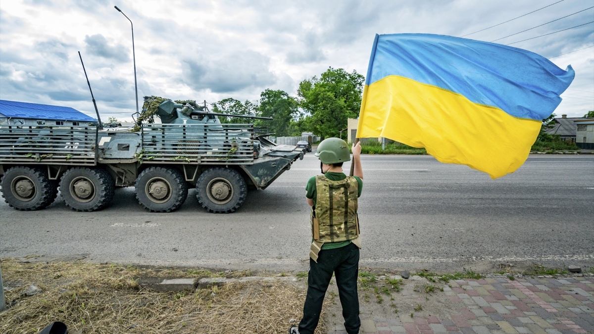 Niño con la bandera de Ucrania
