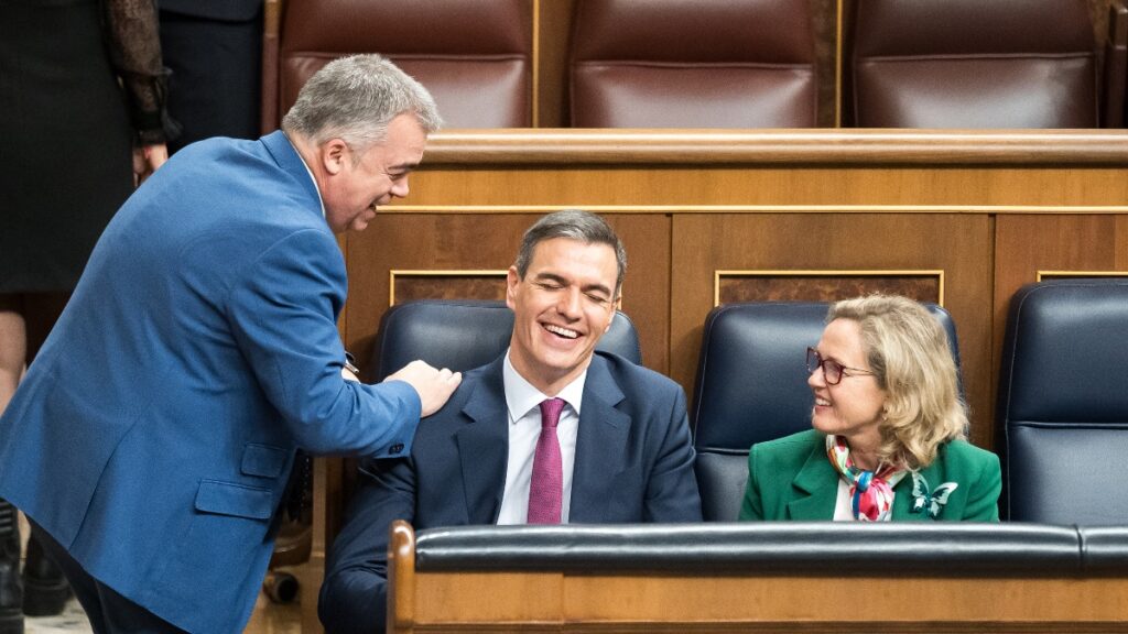 Pedro Sánchez, Santos Cerdán y Nadia Calviño en el Congreso