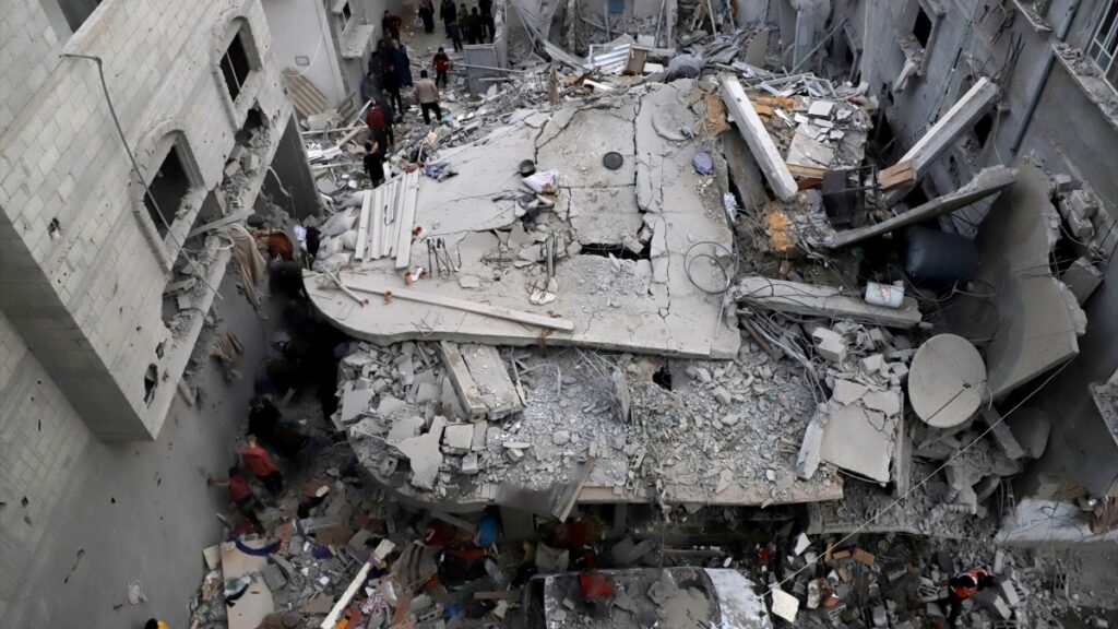 Un bombardeo israelí en Jan Yunis deja al menos 10 palestinos muertos y decenas de heridos