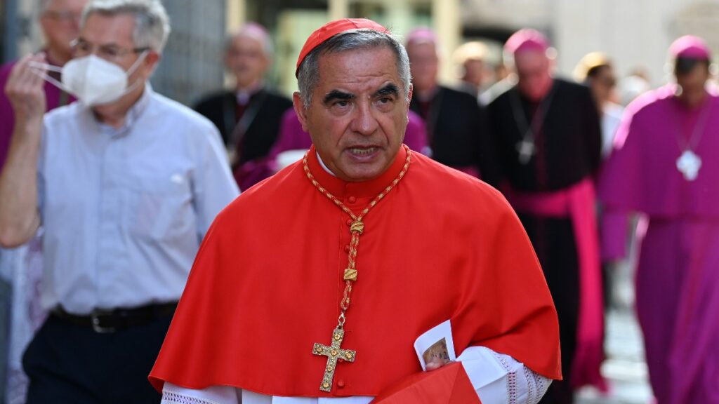 El cardenal italiano Angelo Becciu, condenado a cinco años y seis meses cárcel por irregularidades financieras