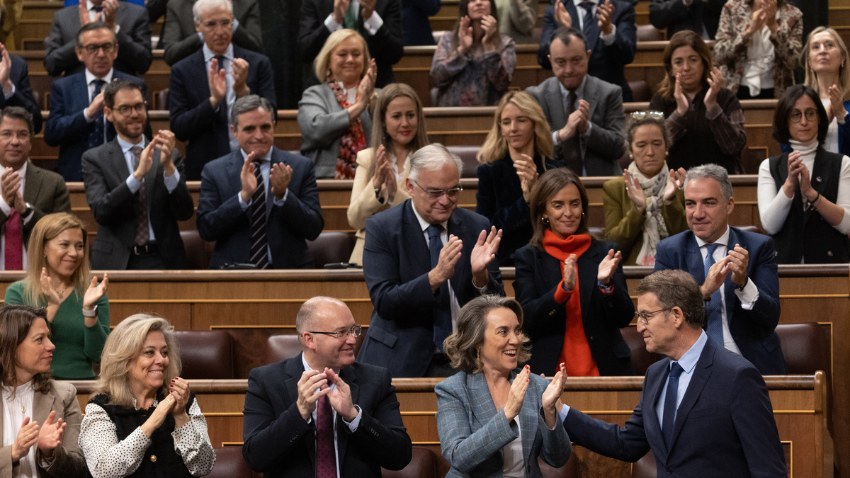 Alberto Núñez Feijóo (1d), aplaudido en el Congreso.