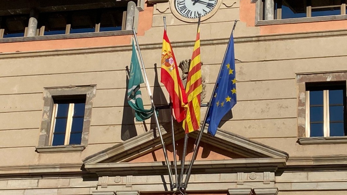 Las banderas del Ayuntamiento de Ripoll