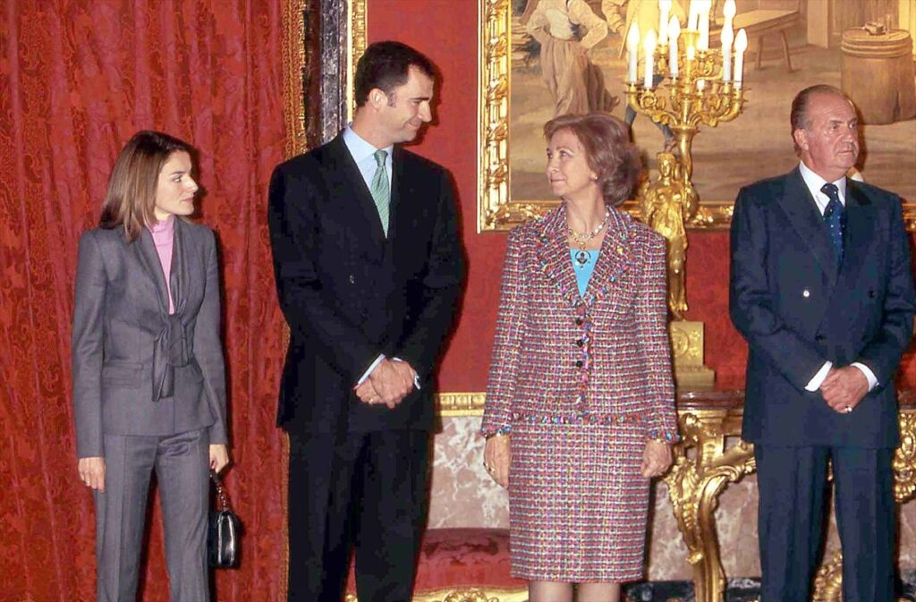 Los reyes Juan Carlos I y Sofía y los entonces príncipes de Asturias, Felipe y Letizia en 2004