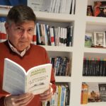 Manuel Pimentel con su libro 'La venganza del campo'