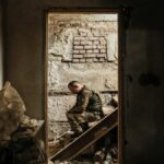 Un soldado de la Brigada Mecanizada Separada 'King Danylo' descansa en un edificio de Donetsk