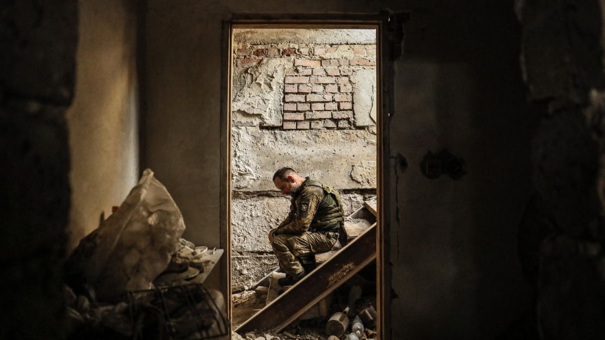 Un soldado de la Brigada Mecanizada Separada 'King Danylo' descansa en un edificio de Donetsk