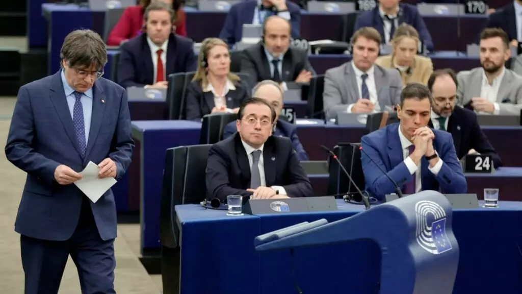Carles Puigdemont, José Manuel Albares y Pedro Sánchez en el Parlamento Europeo