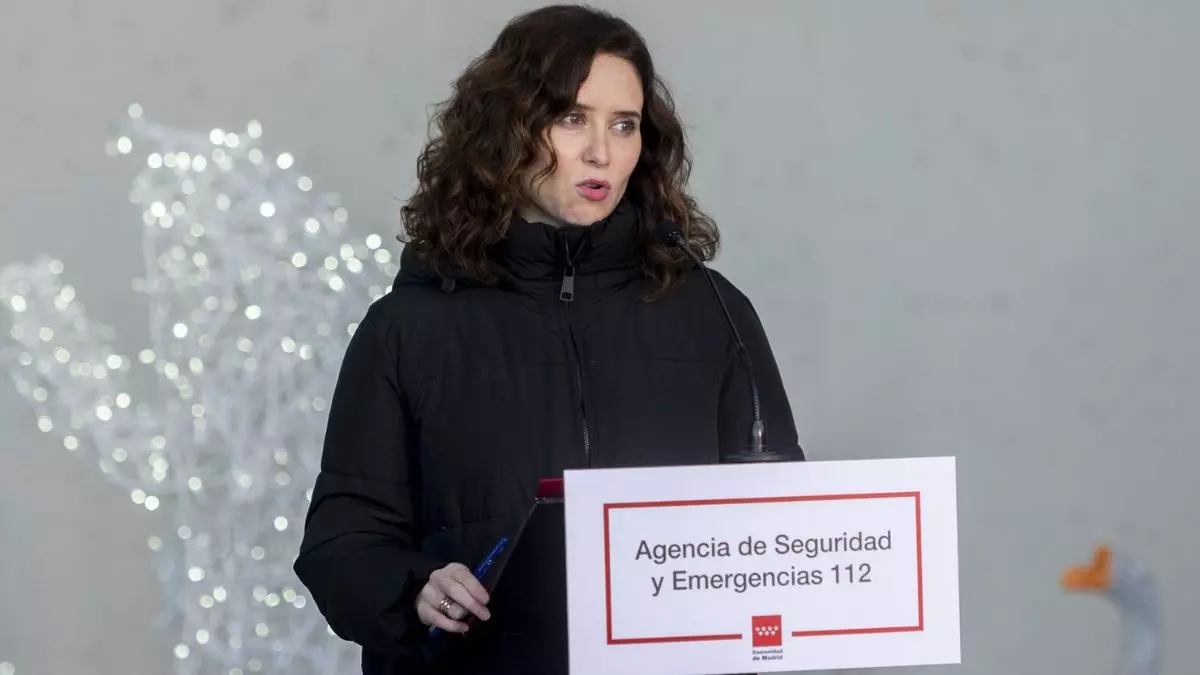 La presidenta de la Comunidad de Madrid, Isabel Díaz Ayuso, interviene durante su visita a las instalaciones de la Agencia de Seguridad y Emergencias Madrid 112
