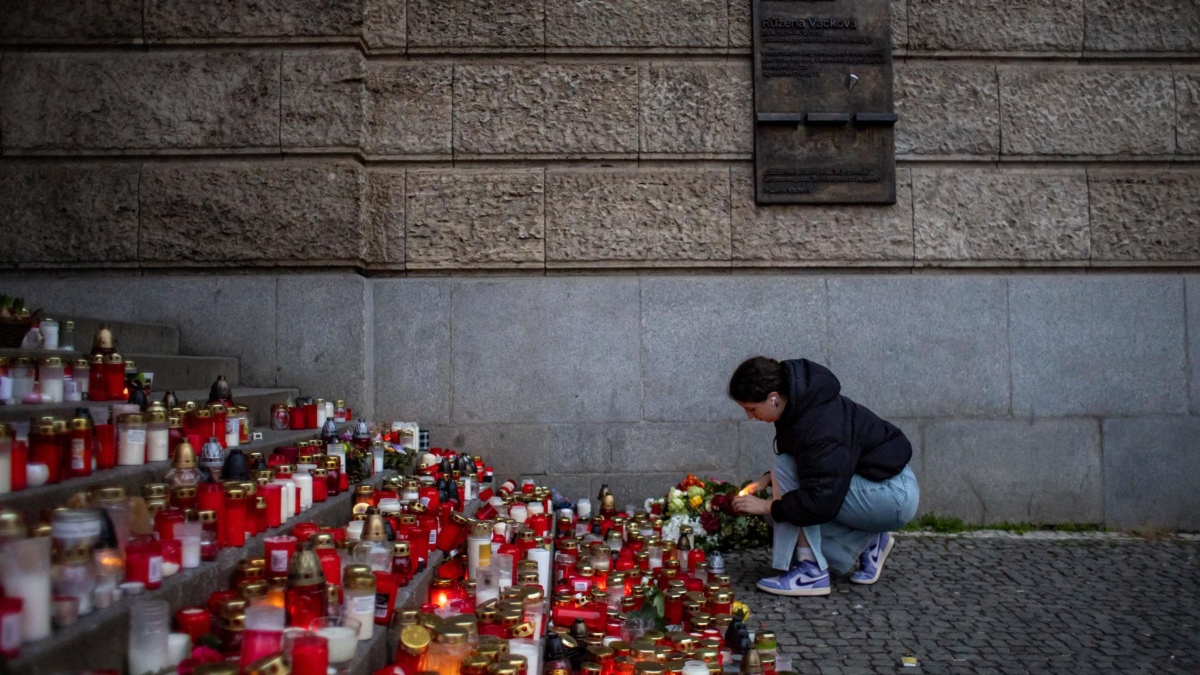 Zona de devoción donde prestar luto a las víctimas del tiroteo en la Universidad de Filosofía de Praga