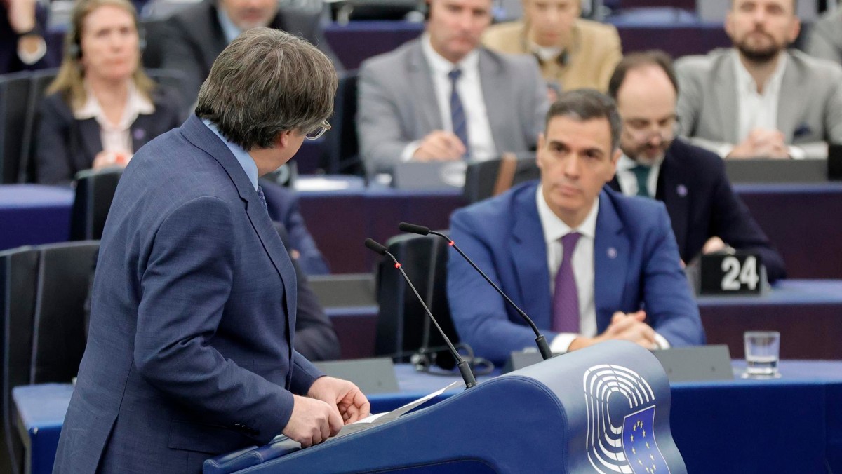 Carles Puigdemont y Pedro Sánchez en el Parlamento Europeo.